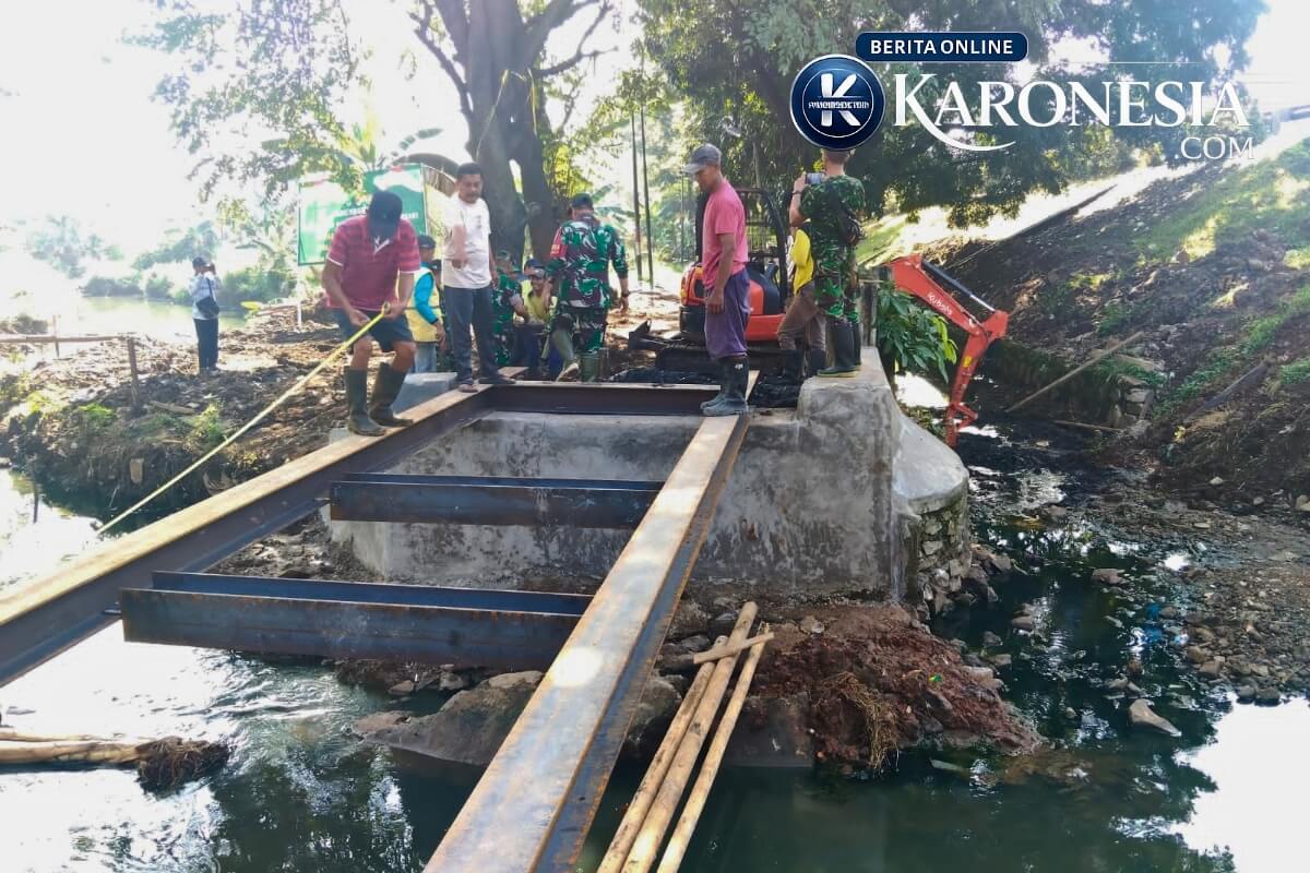 Personel Kodim 0506 Tangerang mengerjakan pembangunan Jembatan Garuda di Kecamatan Pinang