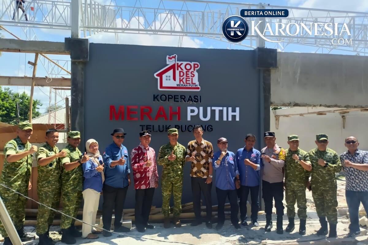 TNI dan warga di depan koperasi