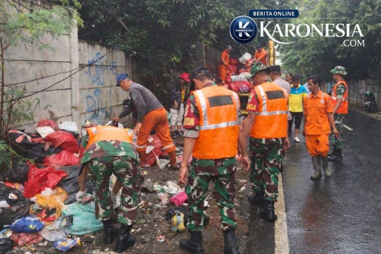 Personel TNI dan petugas DLH berseragam oranye membersihkan tumpukan sampah di Jalan Lio, Parigi Baru, Pondok Aren, Tangerang Selatan.
