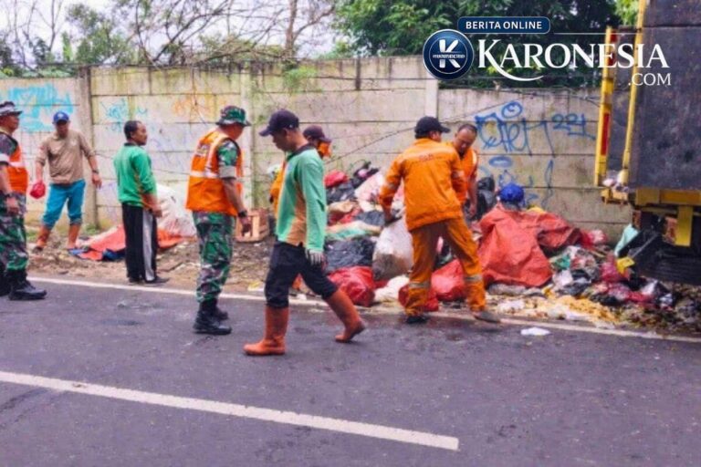 Personel Koramil 07 dan DLH angkut sampah di Jalan Pondok Kacang Tangerang Selatan
