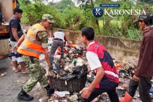 Rela Hadapi Bau Sampah, Personil Koramil Rajeg Bersihkan Kampung Tengger Batu