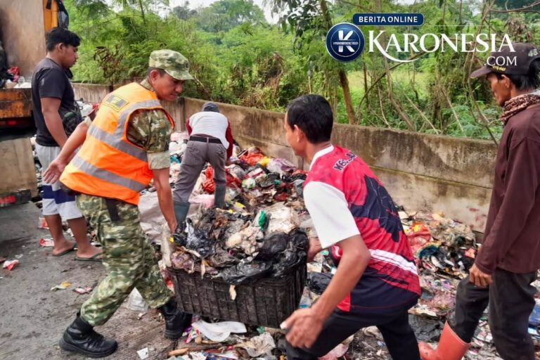 Personel Koramil Rajeg angkut sampah bersama warga Kampung Tengger Batu