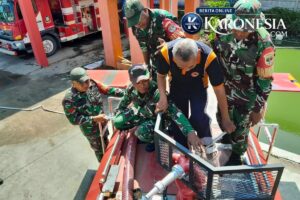 Koramil Teluknaga Latih Personil Operasikan Truk Pemadam Sendiri