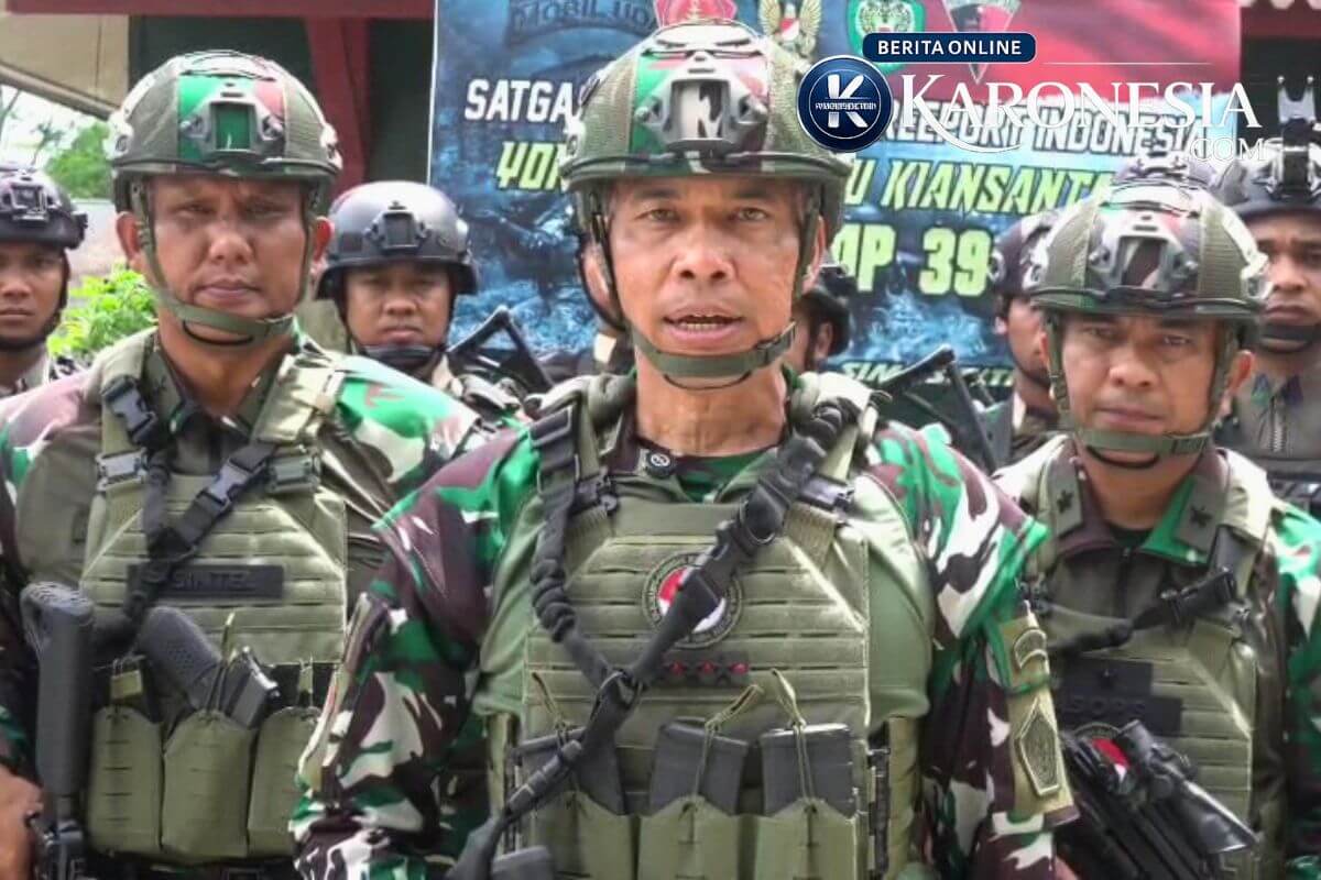 Panglima Kogabwilhan III Letjen TNI Lucky Avianto memberikan keterangan di PT Freeport Indonesia