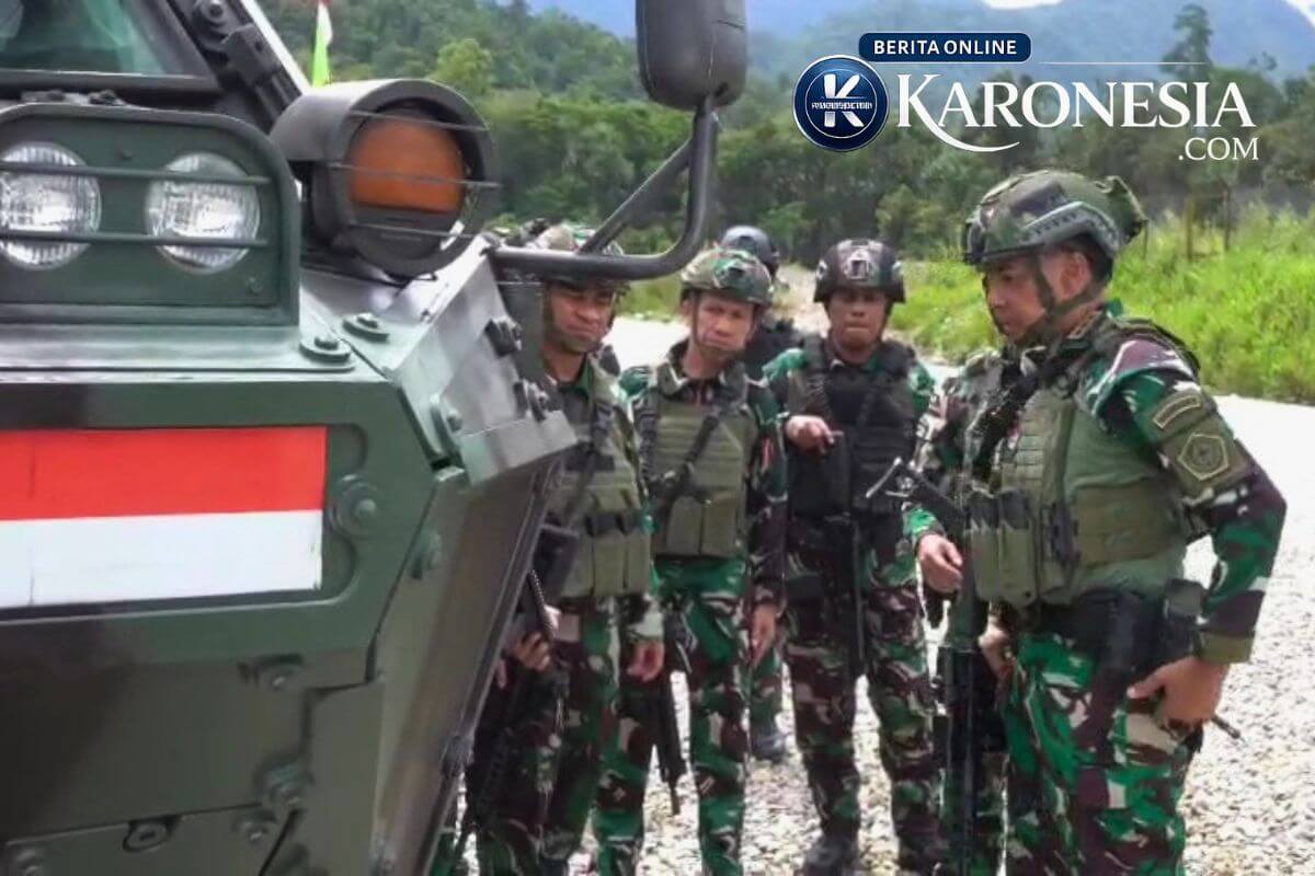 Personel TNI bersama Panser Anoa di kawasan PT Freeport Indonesia