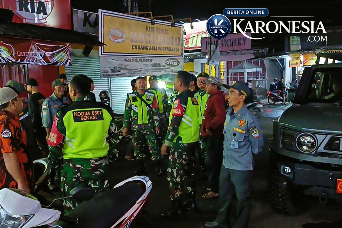 Patroli Babinsa Teluk Pucung bersama warga malam hari