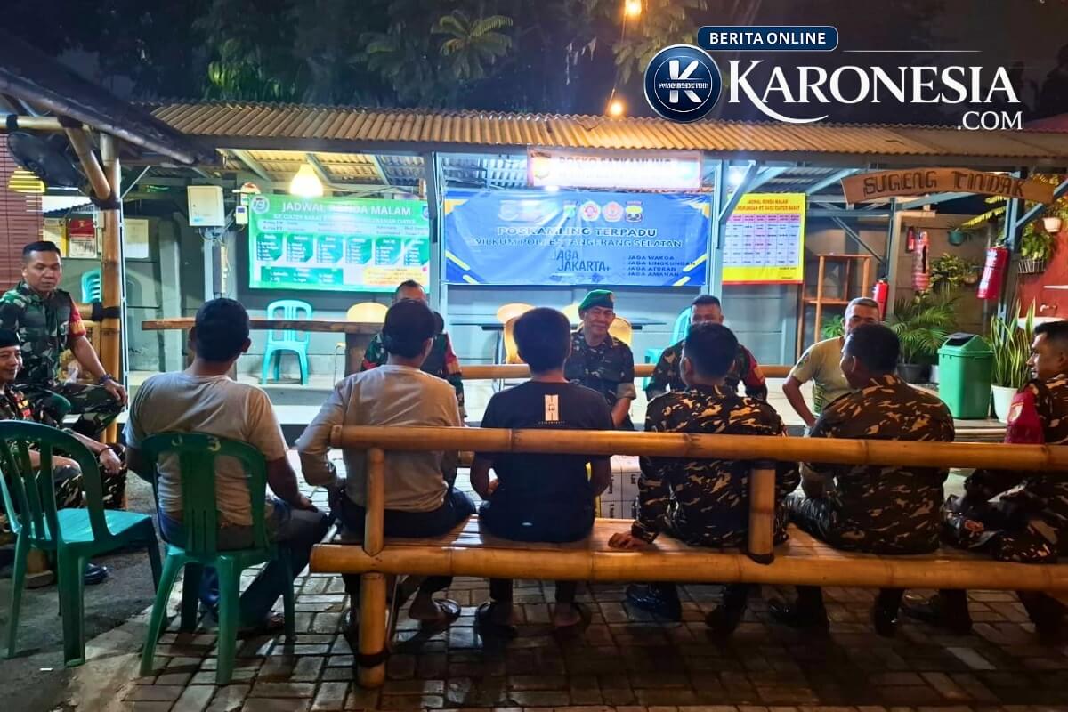 Suasana dialog personel Kodim 0506 Tangerang dengan warga saat patroli malam 