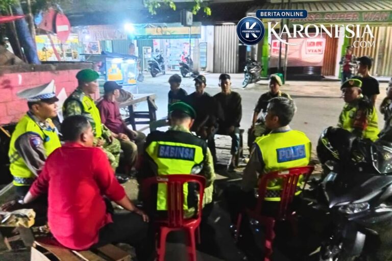 Personel Babinsa, Polisi, dan Satpol PP gelar komunikasi sosial malam hari bersama warga