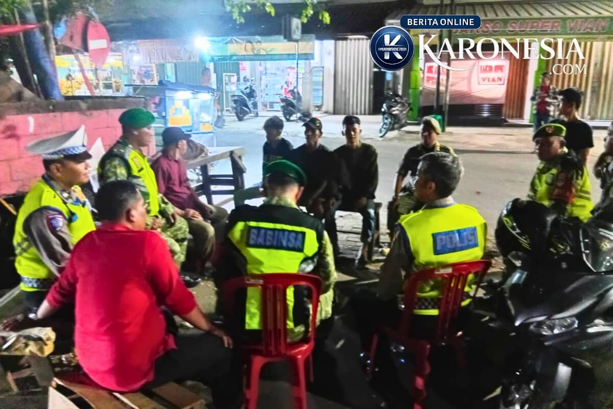 Personel Babinsa, Polisi, dan Satpol PP gelar komunikasi sosial malam hari bersama warga
