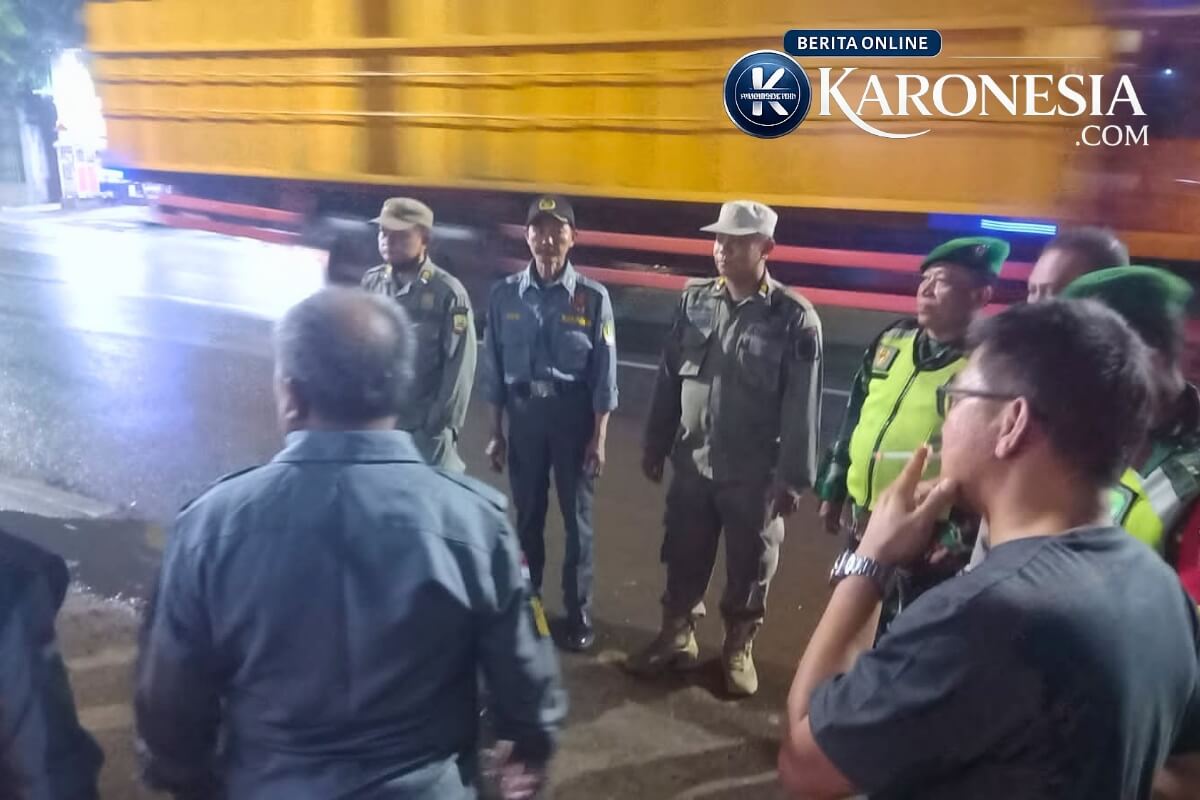 Personel TNI-Polri dan Linmas patroli malam di Bantar Gebang.