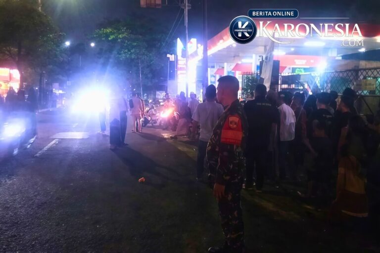 Babinsa berseragam loreng berjaga saat patroli malam di jalan kawasan Tangerang