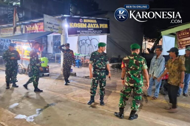 Anggota Koramil 03 Serpong saat patroli malam 