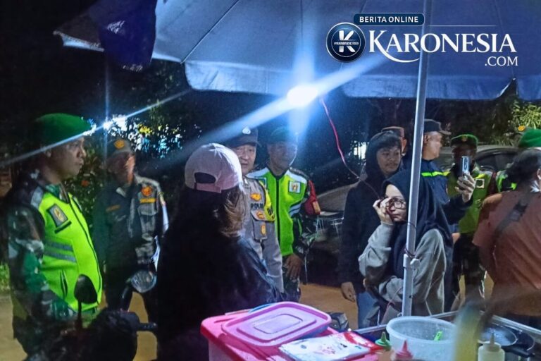 Petugas TNI, Polri, dan Linmas saat patroli malam di wilayah Kota Bekasi.