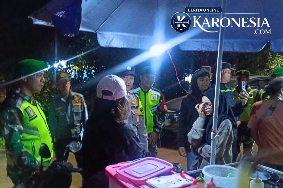 Petugas TNI, Polri, dan Linmas saat patroli malam di wilayah Kota Bekasi.