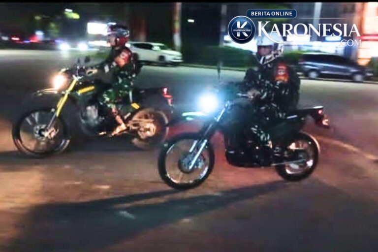 Dua personel TNI berpatroli malam menggunakan motor taktis KLX di wilayah Tigaraksa
