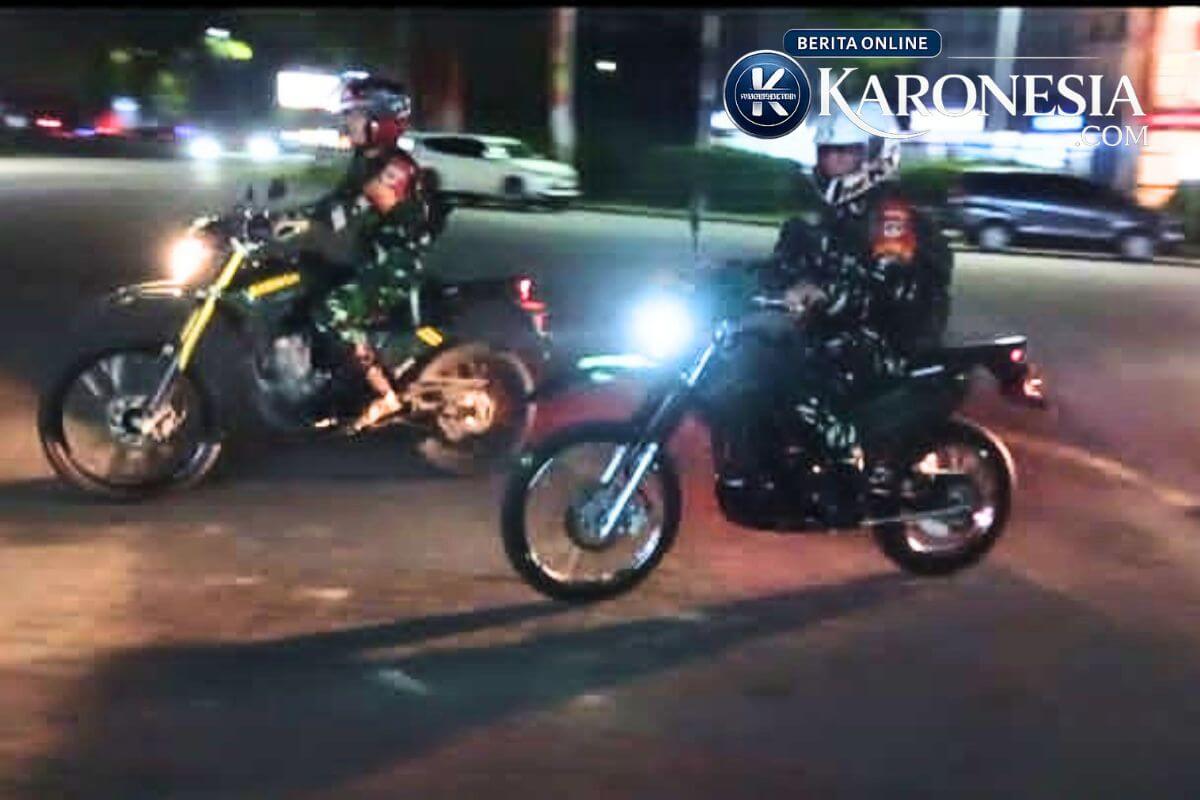 Dua personel TNI berpatroli malam menggunakan motor taktis KLX di wilayah Tigaraksa