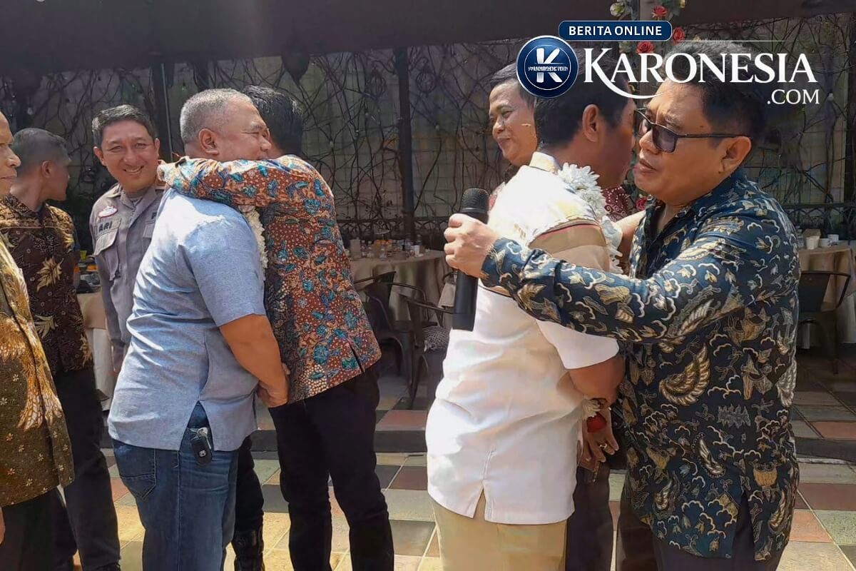 Pelukan haru pelepasan purna tugas anggota Koramil 05 Ciputat
