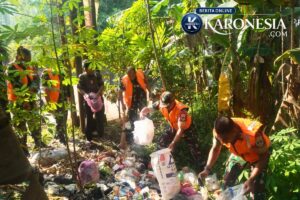 Koramil Legok Bersihkan Tumpukan Sampah, Cegah Penyakit
