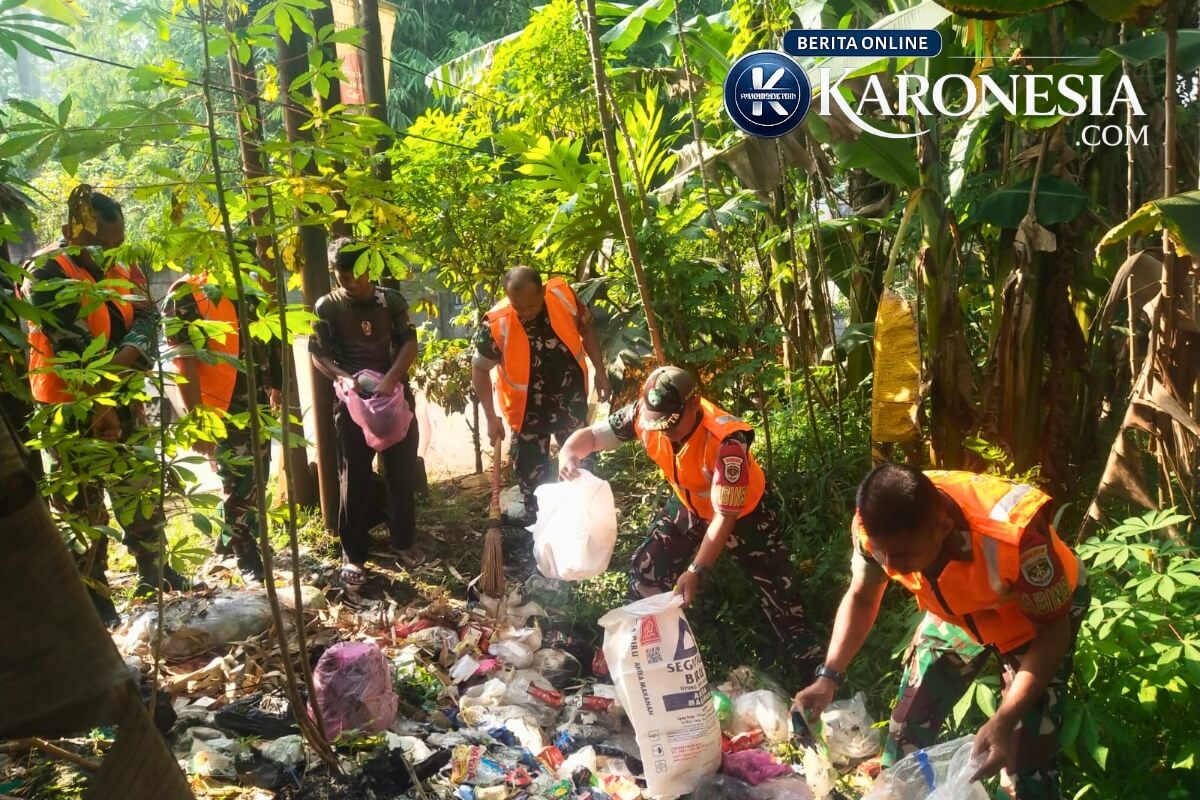 TNI bersihkan sampah di lingkungan warga