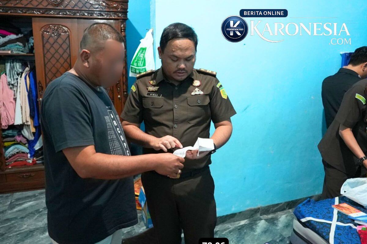 Penyidik Kejati Sumsel memeriksa dokumen saat penggeledahan rumah saksi SR di Gandus Palembang