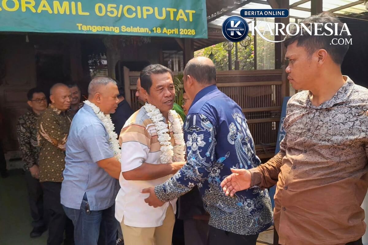 Purnawirawan Koramil 05 Ciputat menerima ucapan selamat dari anggota koramil Ciputat