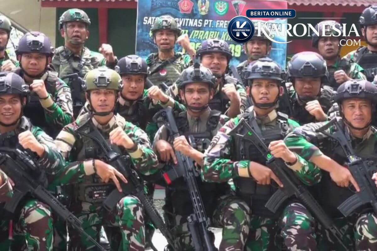 Satgas pengamanan objek vital nasional PT Freeport Indonesia berpose siap tempur