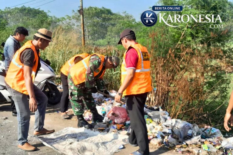 Satgas Sampah TNI dan warga bersihkan tumpukan sampah di tepi jalan