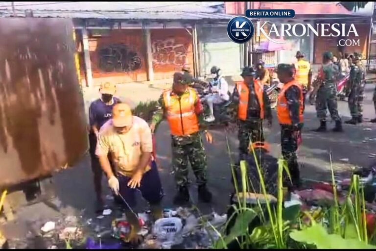 Satgas Sampah Koramil Cisoka bersihkan sampah di Jalan Manoga Desa Caringin