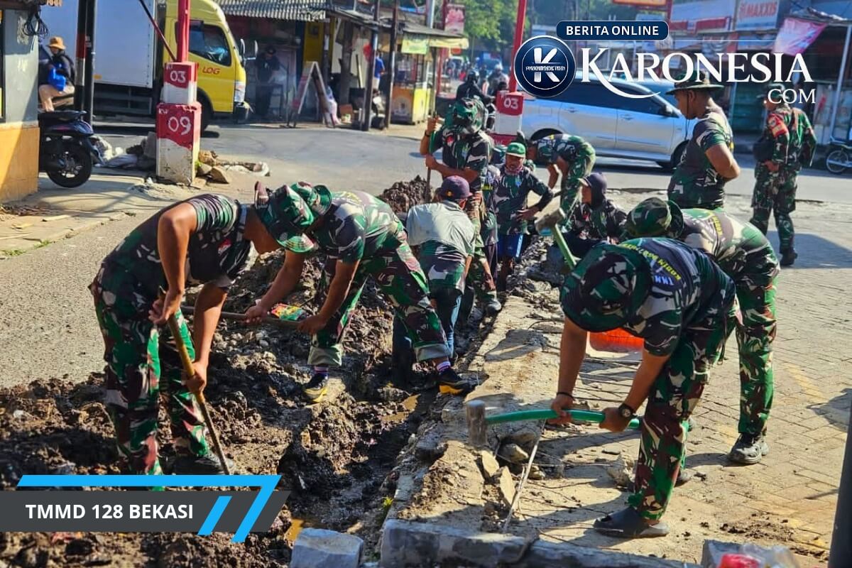 Personel TMMD 128 dan warga membangun drainase di Bekasi