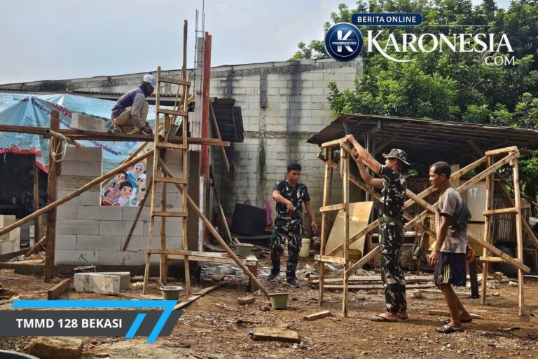 Personel Satgas TMMD Ke-128 Kodim 0507 Bekasi membangun rutilahu bersama warga