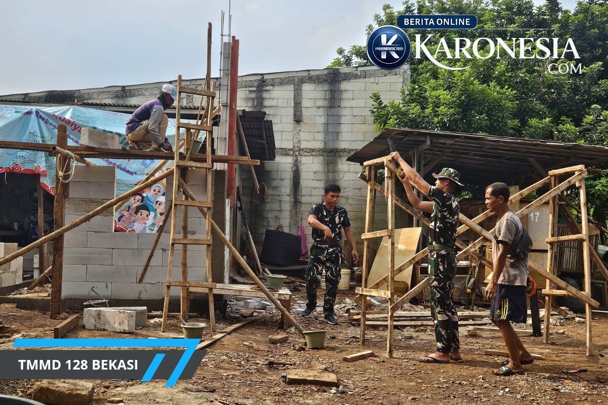 Personel Satgas TMMD Ke-128 Kodim 0507 Bekasi membangun rutilahu bersama warga