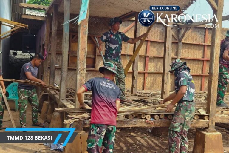 Personel TNI membongkar Rutilahu warga dalam TMMD Ke-128 Bekasi