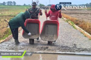 Satgas TMMD Angkut Semen ke Lokasi