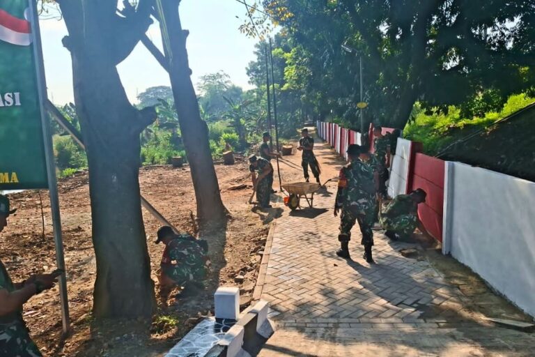 Prajurit TNI mengerjakan pembangunan Jembatan Garuda di Pinang, Tangerang