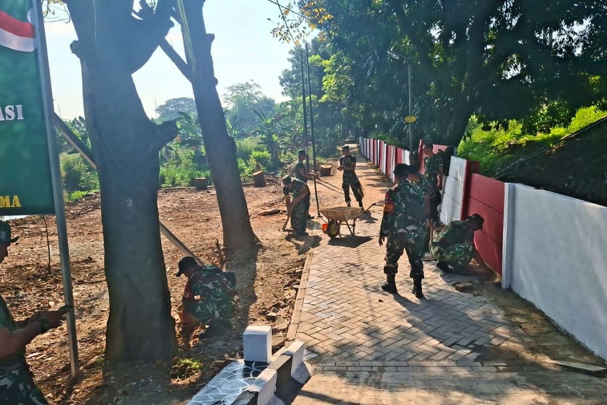 Prajurit TNI mengerjakan pembangunan Jembatan Garuda di Pinang, Tangerang
