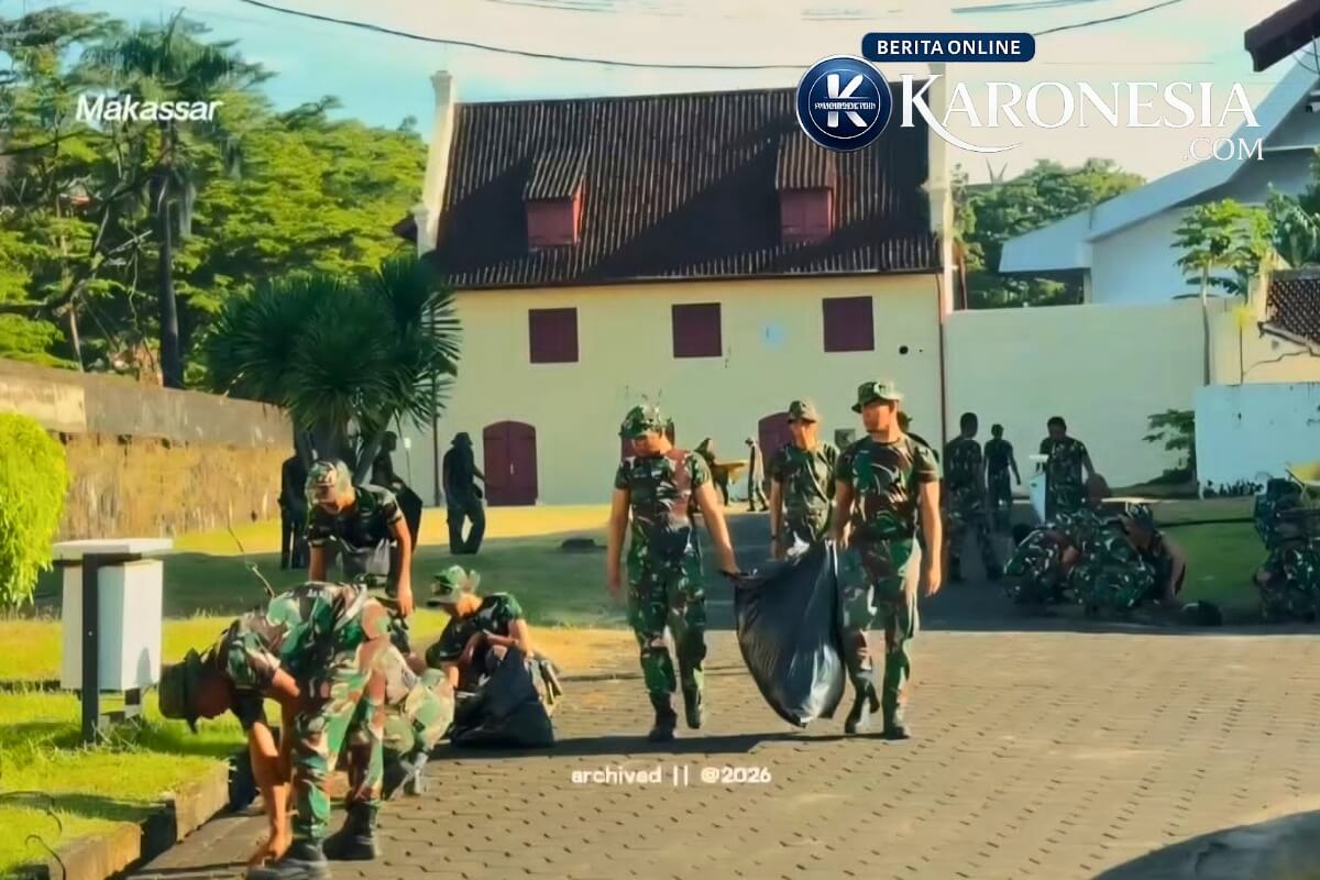 Prajurit TNI bersihkan Benteng Rotterdam