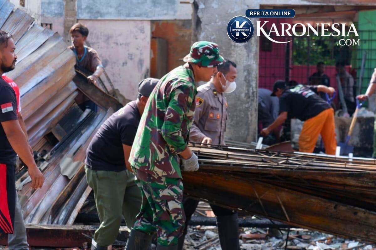 Personel TNI dan Polri angkat puing ledakan SPBE Cimuning Bekasi bersama warga