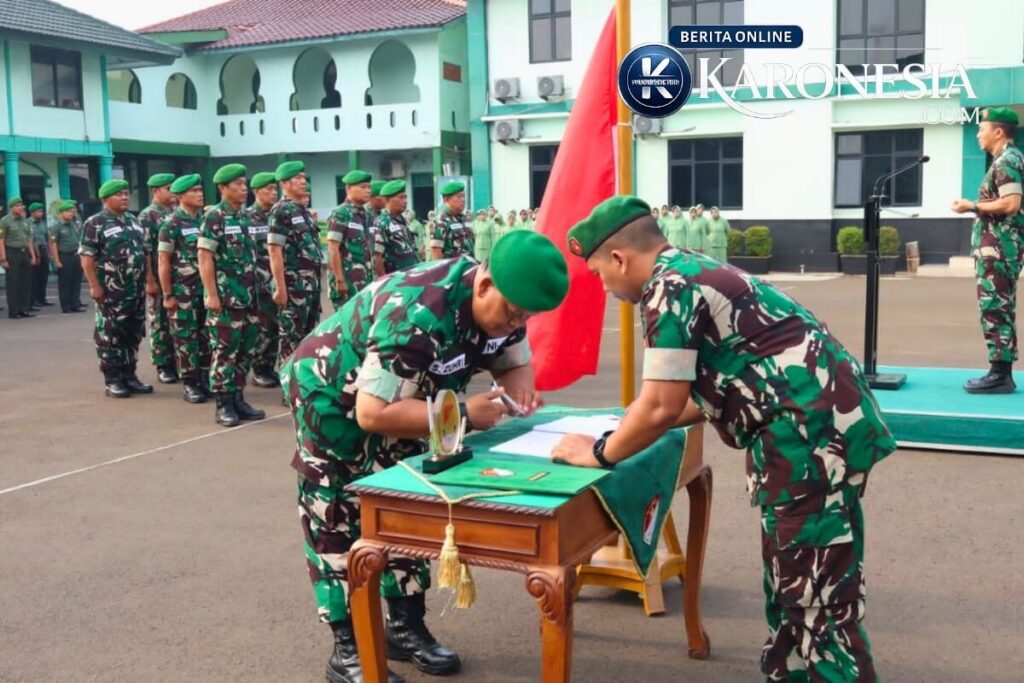 Prajurit TNI tanda tangan upacara