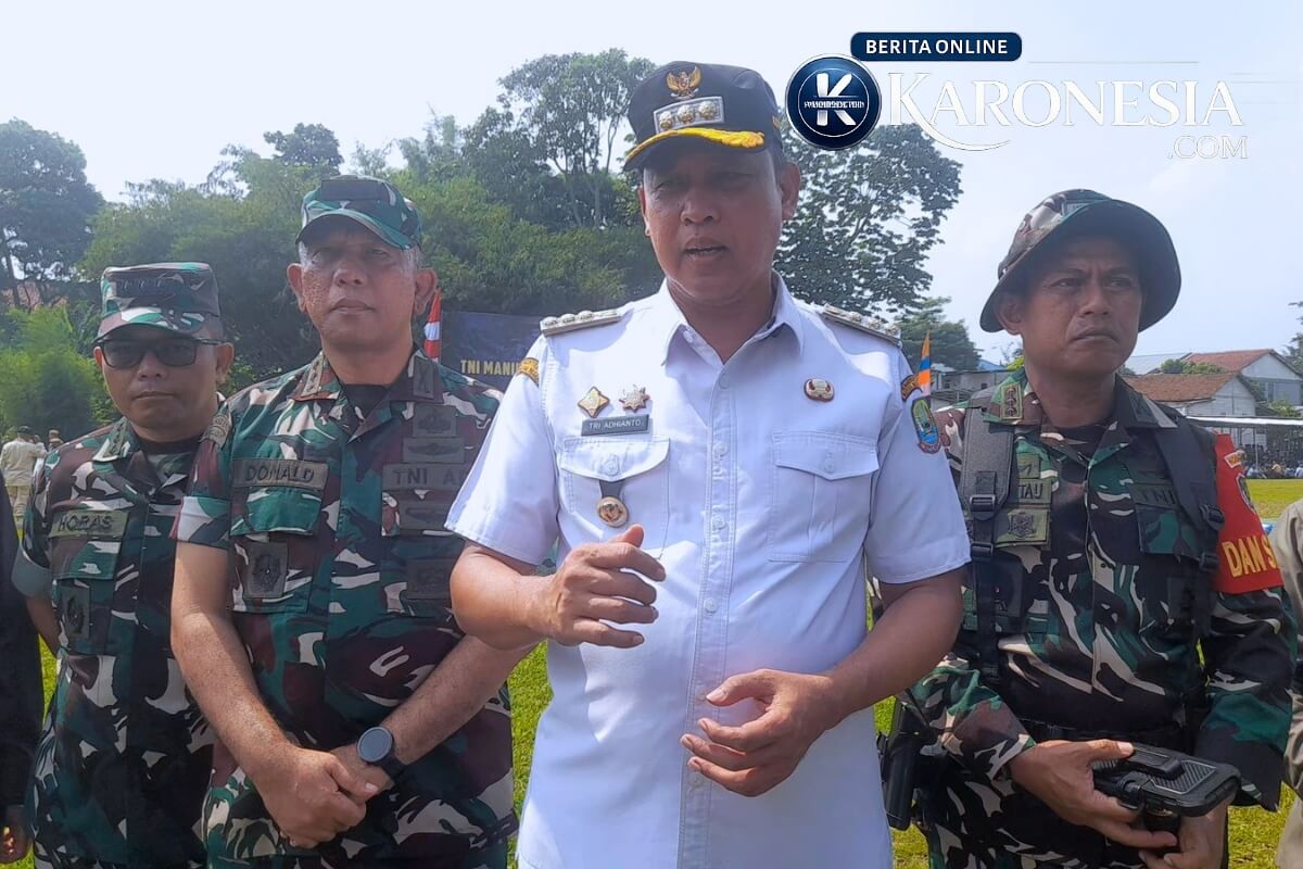 Wali Kota Bekasi Tri Adhianto memberikan keterangan pers didampingi pejabat TNI pada pembukaan TMMD ke-128.
