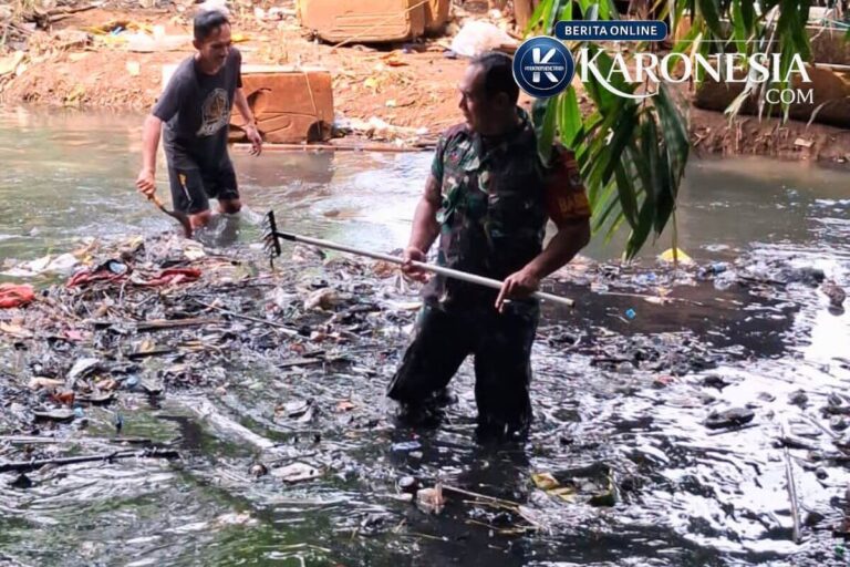 Babinsa Ciputat bantu warga Sawah bersihkan kali