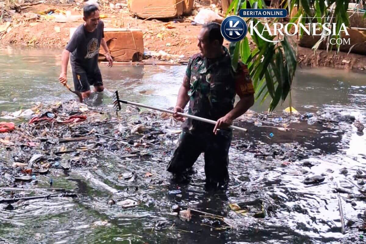 Babinsa Ciputat bantu warga Sawah bersihkan kali