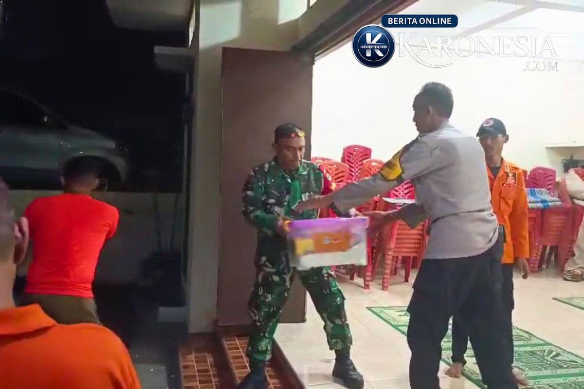 Babinsa bantu distribusi bantuan korban puting beliung di Kel Sawah,Ciputat