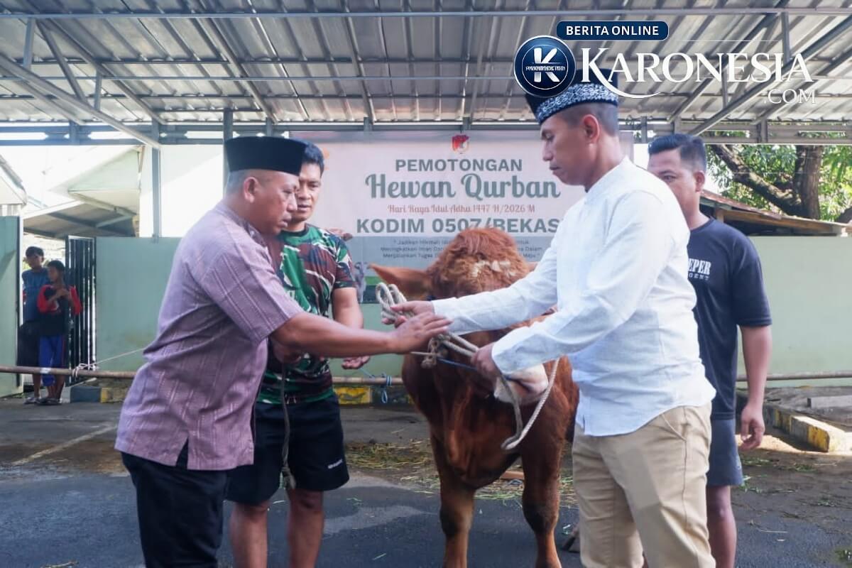 Dandim 0507/Bekasi menyerahkan hewan kurban sapi kepada panitia kurban Idul Adha 1447 H