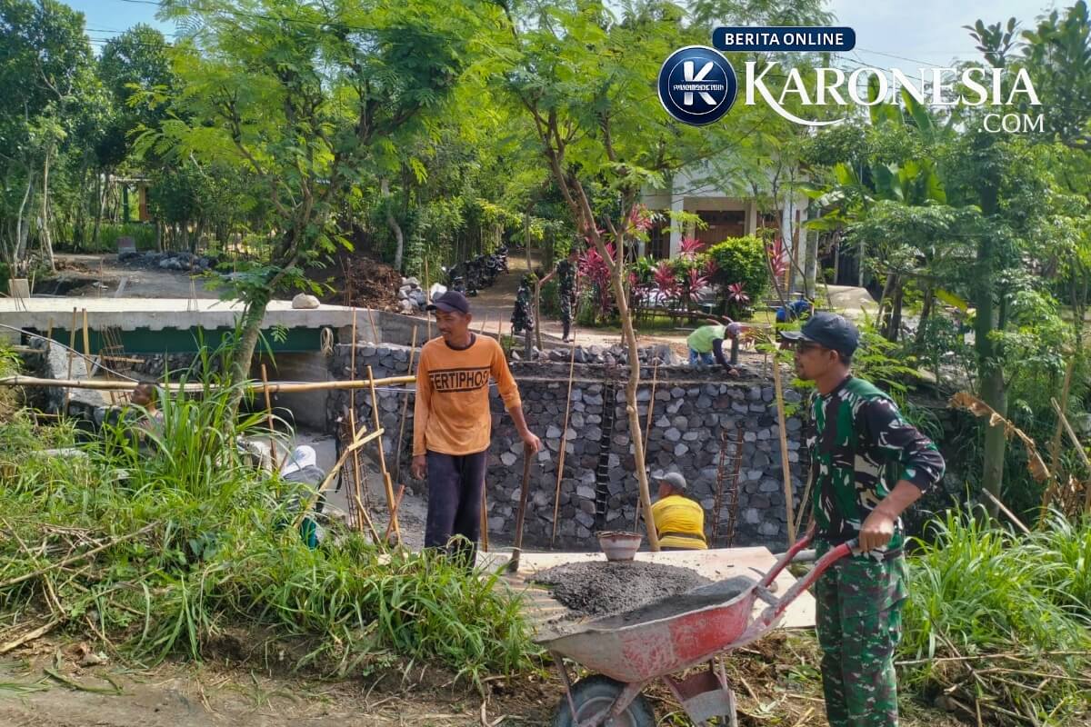 TNI dan warga bangun jembatan di Tulungagung