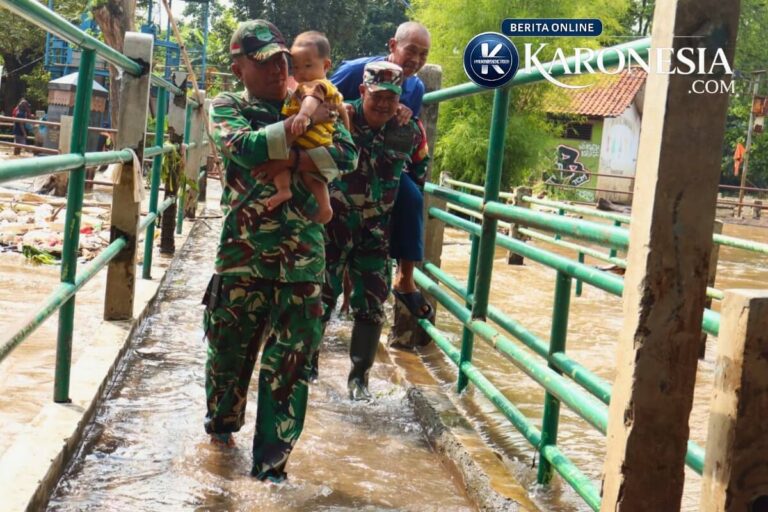 Personel Kodim 0506 Tangerang evakuasi warga saat banjir Cipondoh