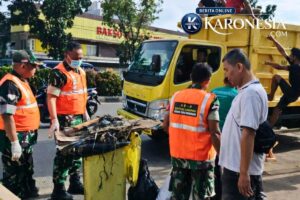 Koramil Pamulang dan DLH Bersihkan Sampah di Jalan Siliwangi