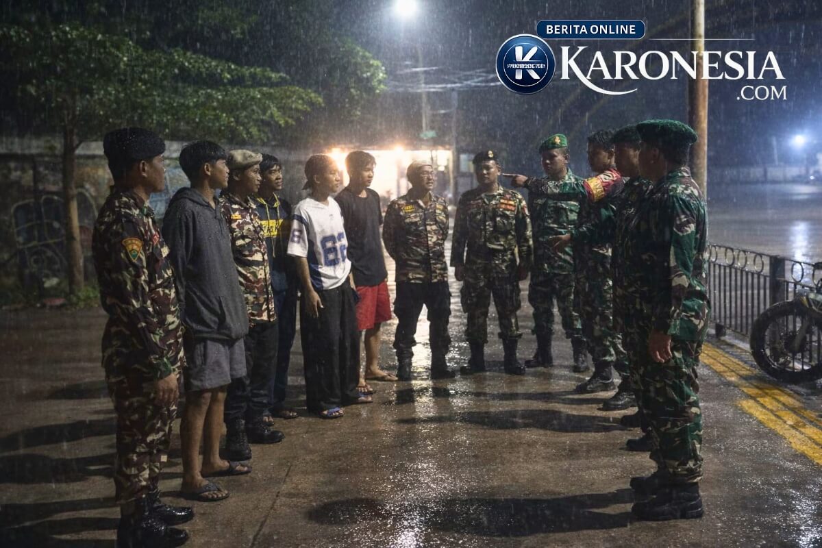 Sinergi personel TNI dan warga melakukan patroli bersama di tengah guyuran hujan di Tangerang.
