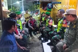 Personel gabungan TNI, Polri, dan Satpol PP berkoordinasi saat patroli malam untuk antisipasi kriminalitas di Bantar Gebang, Bekasi.