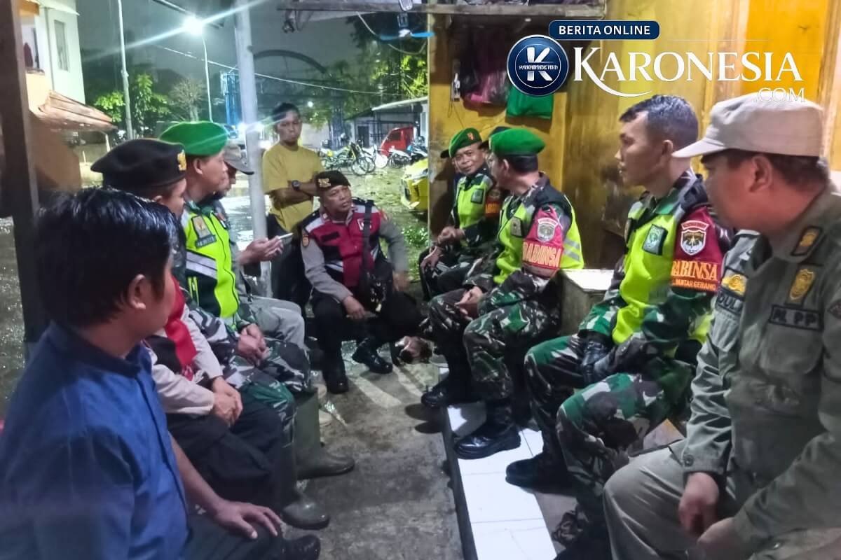 Personel gabungan TNI, Polri, dan Satpol PP berkoordinasi saat patroli malam untuk antisipasi kriminalitas di Bantar Gebang, Bekasi.