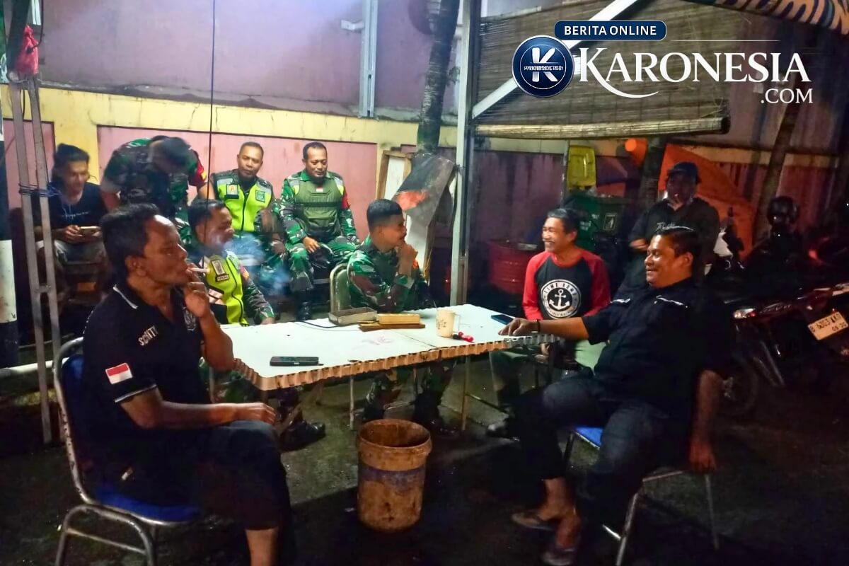 Personel TNI Koramil Jati Asih berdialog dengan warga saat patroli malam.